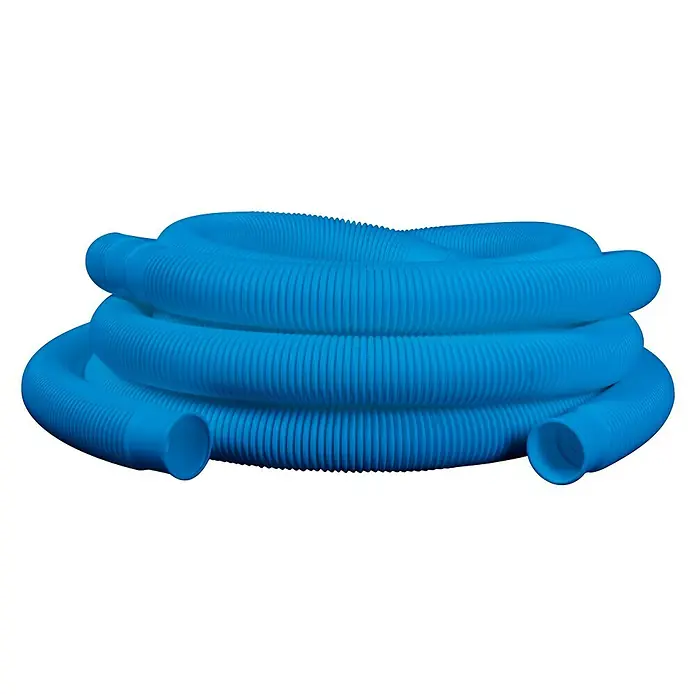 myPool Premium Stahlwand-Pool - Ø x H: 450 x 150 cm, Weiß/Grau, 23.000 l - Nahaufnahme eines blauen, flexiblen Poolschlauchs, der zusammengerollt auf einem schwarzen Hintergrund liegt.