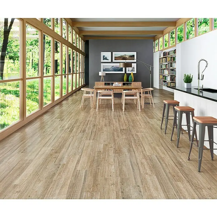 Pavimento porcelánico Alen - 120 x 23 cm, Natural, Mate - Habitación luminosa con suelo de madera que crea un ambiente cálido y natural. El diseño combina la naturaleza con la vida moderna.