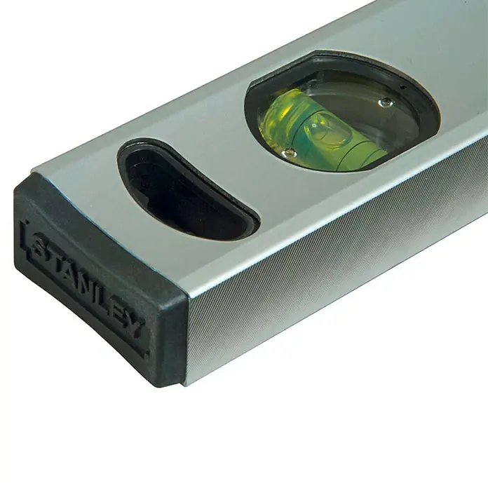 Stanley Nivel de burbuja Classic Magnético - Aluminio, Gris, Largo: 600 mm - Imagen de un nivel de burbuja Stanley plateado, que promete precisión y calidad para proyectos de construcción y bricolaje.
