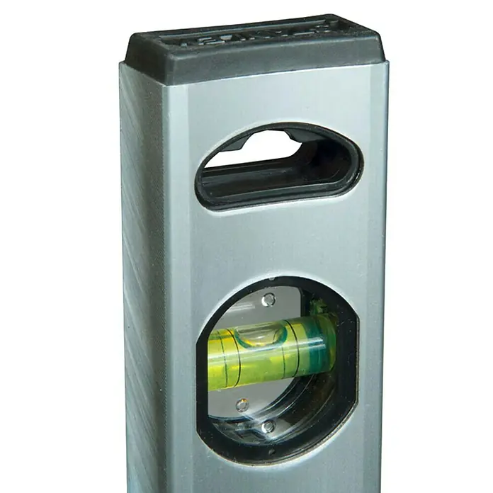 Stanley Nivel de burbuja Classic Magnético - Aluminio, Gris, Largo: 600 mm - Primer plano de un nivel de burbuja plateado con líquido verde y burbuja de aire utilizado para medir la alineación horizontal.