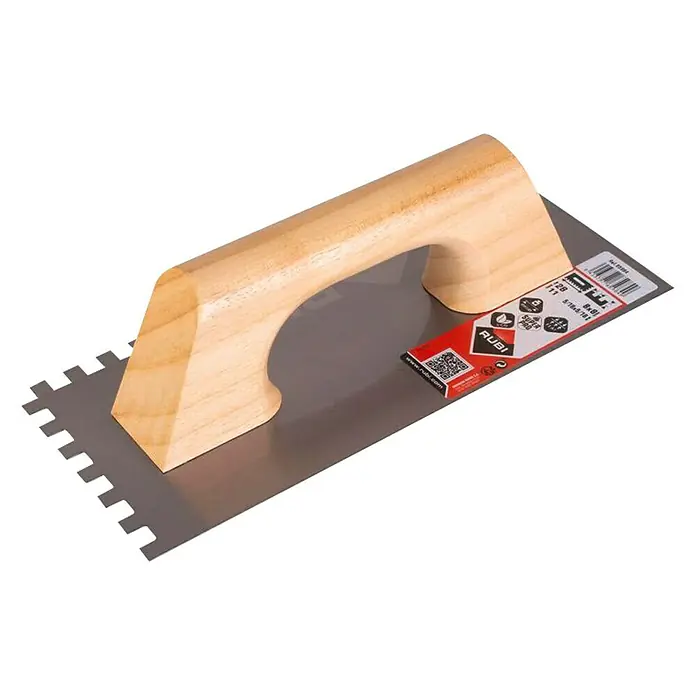Rubi Llana dentada - 120 x 280 mm, Mango de madera - Primer plano de una llana dentada con mango de madera y hoja metálica serrada. Ideal para la aplicación precisa de adhesivos al colocar baldosas.
