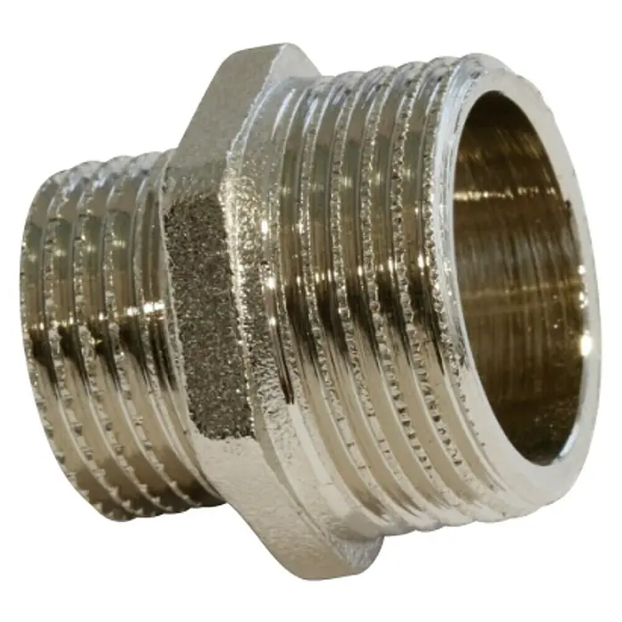 Machón reductor M-M - .3/4"-1/2", Latón - Primer plano de un niple doble plateado brillante con rosca macho y una forma hexagonal en el centro.
