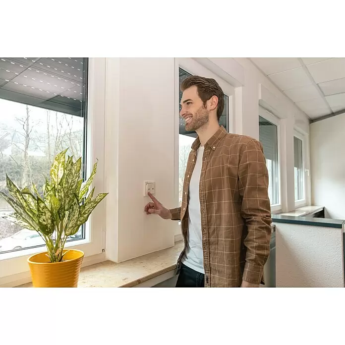 Schellenberg Interruptor para persianas - Interruptor basculante doble, Específico para: Persianas, toldos y estores motorizados - Hombre ajustando persianas con un panel de control de hogar inteligente blanco.