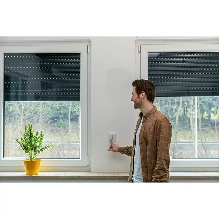 Schellenberg Interruptor para persianas - Interruptor basculante doble, Específico para: Persianas, toldos y estores motorizados - Hombre presiona un interruptor de pared blanco para controlar persianas oscuras.