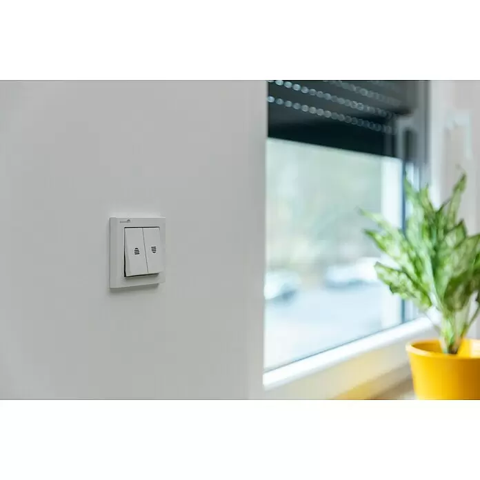 Schellenberg Interruptor para persianas - Interruptor basculante doble, Específico para: Persianas, toldos y estores motorizados - Interruptor Schellenberg blanco para persianas en una pared junto a una ventana.