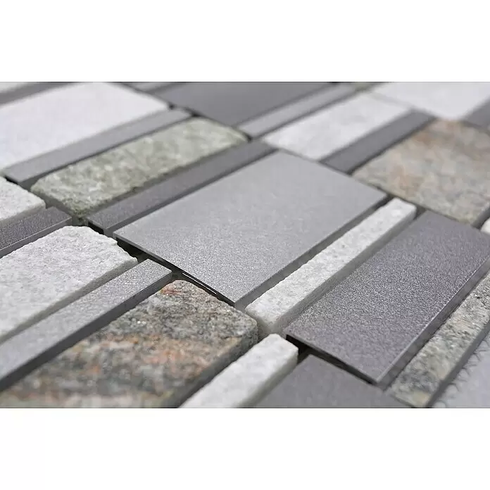 Mosaikfliese Mix XSA 505 - 29,8 x 29,4 cm, Silber, Matt - Nahaufnahme von Mosaikfliesen aus gemischtem grauem, weißem, grünem und orangefarbenem Naturstein und glatter Keramik.