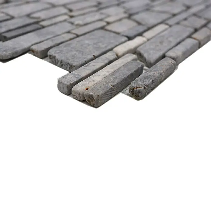 Mosaikfliese MOS BRICK 230 - 30,5 x 30,5 cm, Grau, Matt - Nahaufnahme von grauen Schiefer-Mosaikfliesen, die durch ihre längliche Form und natürliche Textur ein rustikales und elegantes Aussehen verleihen.