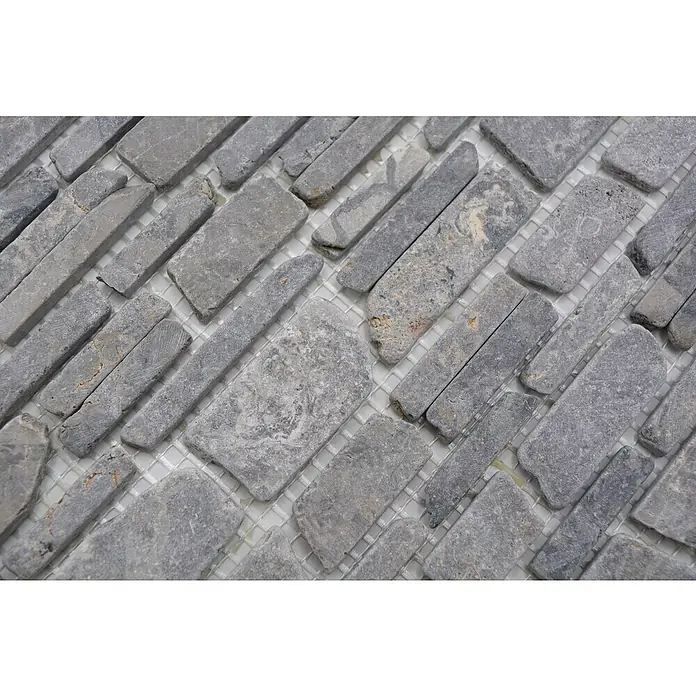 Mosaikfliese MOS BRICK 230 - 30,5 x 30,5 cm, Grau, Matt - Nahaufnahme einer grauen Natursteinmosaikfliese auf einem Netzträger, ideal für Wandverkleidungen und dekorative Akzente im Innenbereich.