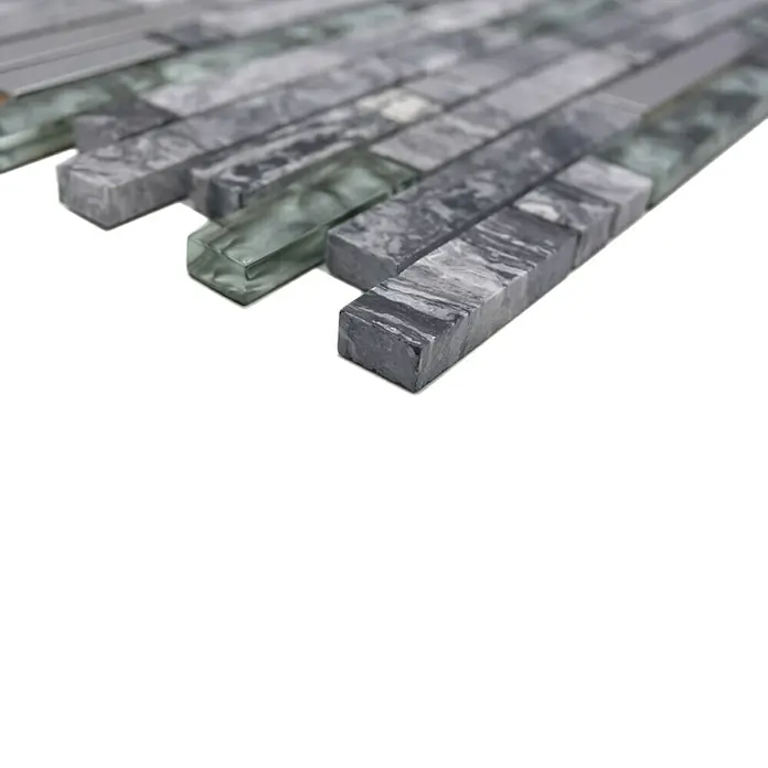 Mosaikfliese Verbund Crystal XCM MV778 - 30 x 30 cm, Grau/Silber, Glänzend - Nahaufnahme einer grauen Mosaikfliese mit einer Mischung aus Stein- und Glasmaterialien. Die Fliese hat ein modernes und elegantes Aussehen.