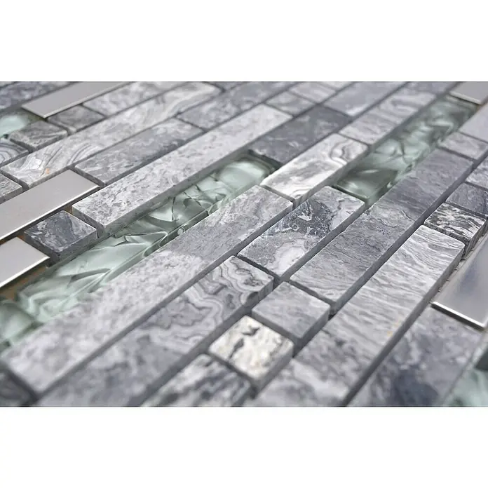 Mosaikfliese Verbund Crystal XCM MV778 - 30 x 30 cm, Grau/Silber, Glänzend - Nahaufnahme der Marmor-Mosaikfliese, die mit polierten Metalleinsätzen und Glasdetails für einen modernen Look verziert ist.