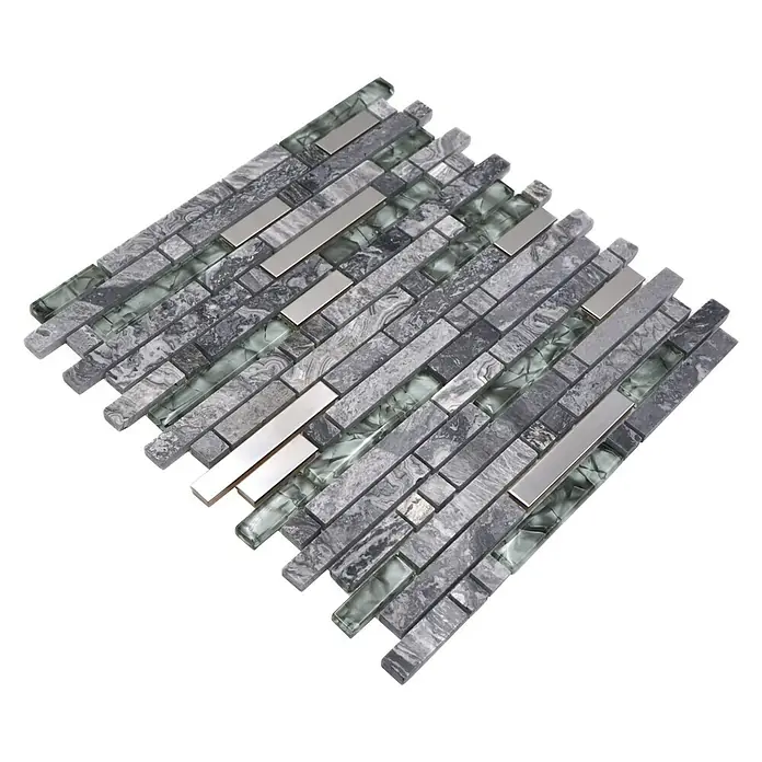 Mosaikfliese Verbund Crystal XCM MV778 - 30 x 30 cm, Grau/Silber, Glänzend - Nahaufnahme eines Mosaiks aus grauen Steinen und silbernen Akzenten, ideal für stilvolle Wand- und Bodenbeläge.