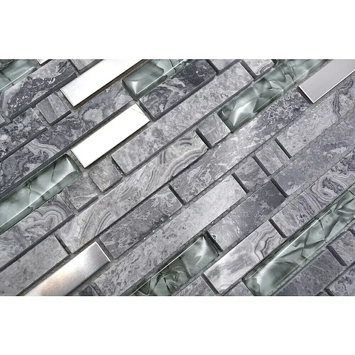 Mosaikfliese Verbund Crystal XCM MV778 - 30 x 30 cm, Grau/Silber, Glänzend - Nahaufnahme eines Mosaiks mit grauen Marmor-, Glas- und Metallelementen, das ein elegantes und modernes Design zeigt.