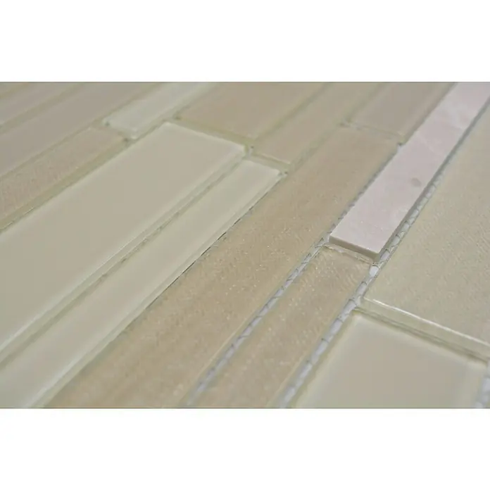 Mosaikfliese Verbund Crystal Mix CM GV14 - 28,6 x 30 cm, Beige, Glänzend - Nahaufnahme eines Mosaikfliesenmusters in neutralen Farbtönen, das eine subtile Textur und ein modernes Design zeigt.