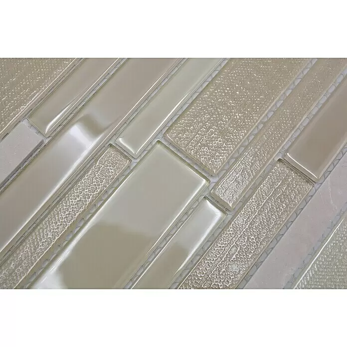 Mosaikfliese Verbund Crystal Mix CM GV14 - 28,6 x 30 cm, Beige, Glänzend - Beigefarbene Mosaikfliesen mit einer Mischung aus glänzendem, texturiertem Glas und matten rechteckigen Stücken, im Muster arrangiert.