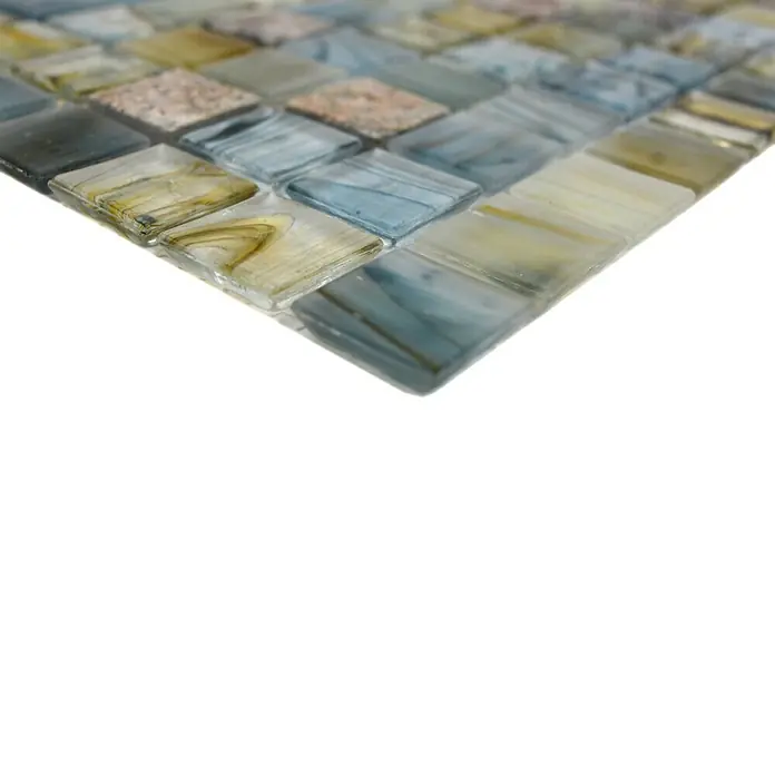 Mosaikfliese Quadrat Crystal Mix XCR 2505 - 30,2 x 30,2 cm, Grau, Glänzend - Nahaufnahme eines Mosaikfliesenmusters mit verschiedenen Farben und Texturen, ideal für Badezimmer- oder Küchenrückwände.
