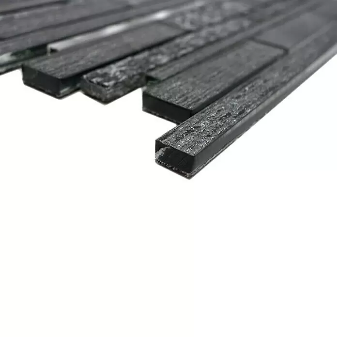 Mosaikfliese Verbund Crystal Mix XAM GV84 - 29,8 x 31 cm, Schwarz, Glänzend - Nahaufnahme von dunkelgrauen, strukturierten, rechteckigen Mosaikglasfliesen, die ihre unregelmäßige Oberfläche und schlanken Kanten zeigen.