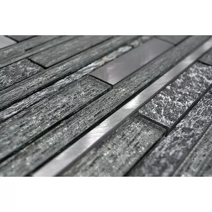 Mosaikfliese Verbund Crystal Mix XAM GV84 - 29,8 x 31 cm, Schwarz, Glänzend - Graue und silberne Mosaikfliesen mit strukturiertem Glas, gebürstetem Metall und Steinstücken, linear angeordnet.