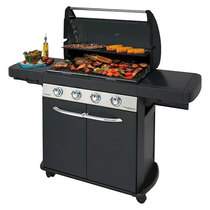 Campingaz Gasgrill 4 Series Premium LX - Grillfläche (B x T): 78 x 45 cm, 12,8 kW, Anzahl Brenner: 4 - Schwarzer Gasgrill mit Edelstahl-Akzenten, auf dem verschiedene Speisen wie Fleisch, Gemüse und Maiskolben garen.
