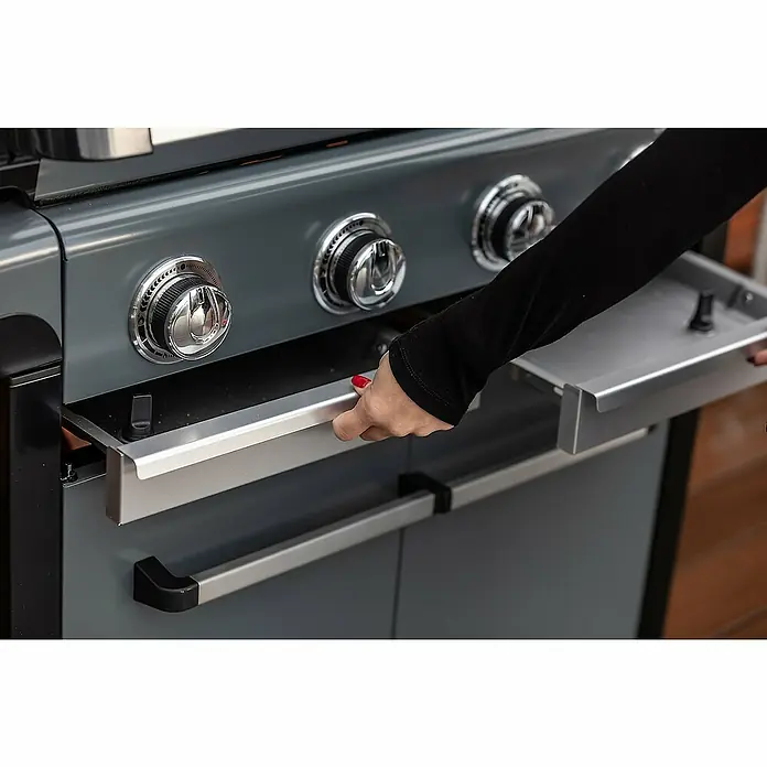 Campingaz Gasgrill 4 Series Premium - Grillfläche (B x T): 72 x 46 cm, 13,6 kW, Anzahl Brenner: 4 - Detailaufnahme eines Grills mit herausgezogenem Seitentisch, der Funktionalität und hochwertiges Design vereint.