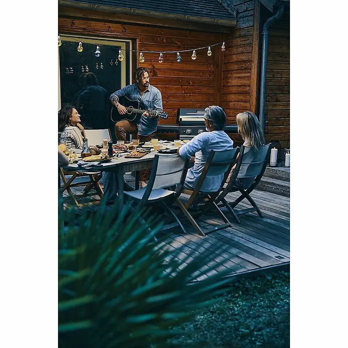 Campingaz Gasgrill 3 Series Premium - Grillfläche (B x T): 61 x 46 cm, 10,2 kW, Anzahl Brenner: 3 - Ein geselliger Abend auf der Terrasse mit Freunden und Familie, mit einem Grill für köstliche Speisen im Freien.