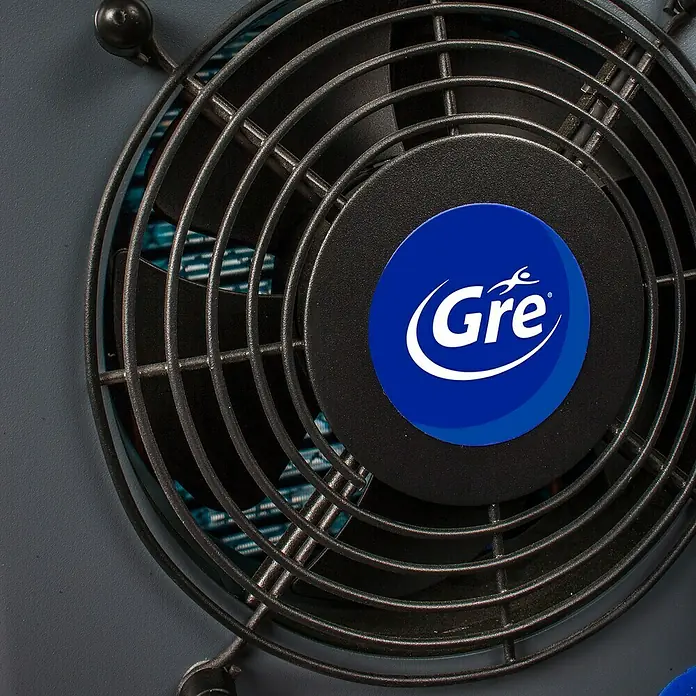 Gre Wärmepumpe Plug&Heat - Passend für: Pools bis 20.000 l Beckeninhalt - Detailaufnahme eines schwarzen Ventilators mit dem blauen Gre-Logo in der Mitte, umgeben von einem schwarzen Schutzgitter.