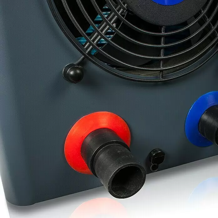 Gre Wärmepumpe Plug&Heat - Passend für: Pools bis 20.000 l Beckeninhalt - Dunkelgraue Kühlereinheit mit schwarzem Lüftergitter und roten sowie blauen Schlauchanschlüssen.