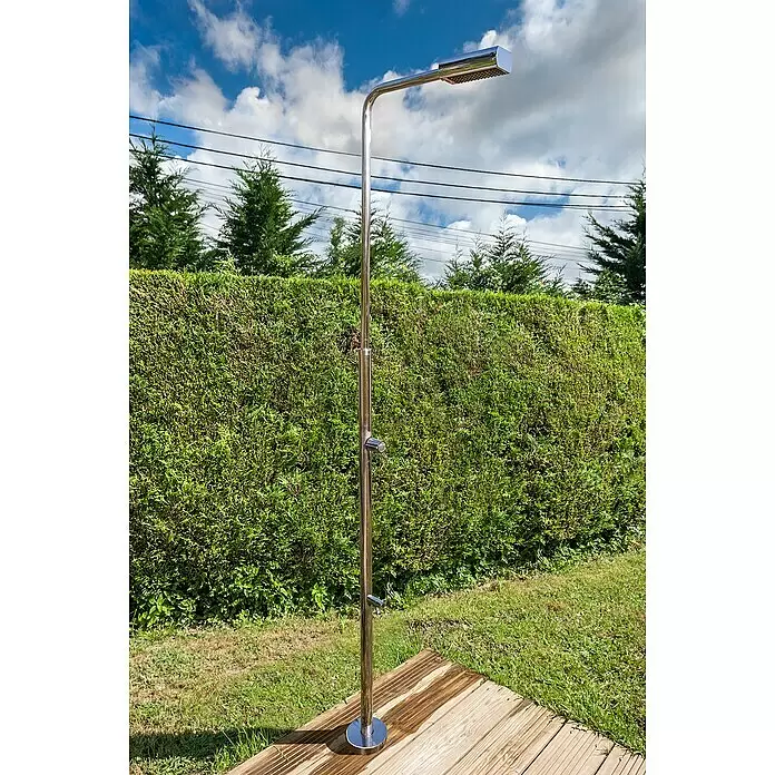 Gre Gartendusche - Höhe: 216 cm, Edelstahl, Silber - Chrom-Außendusche mit rechteckigem Duschkopf und Holzsockel im Garten.