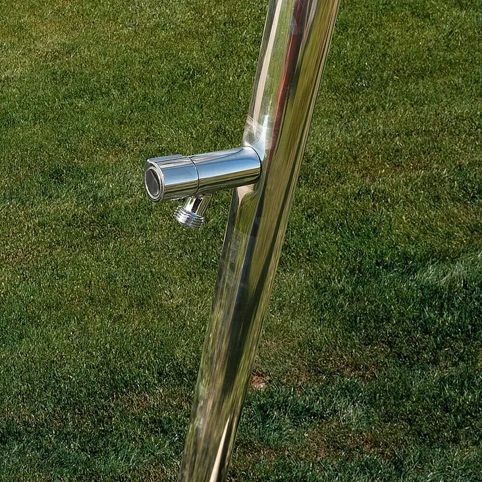 Gre Gartendusche - Höhe: 216 cm, Edelstahl, Silber - Detailaufnahme einer modernen Gartendusche aus Edelstahl mit Wasserhahn, ideal für die Erfrischung im Freien nach dem Pool oder der Gartenarbeit.