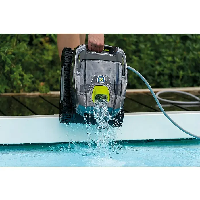 Zodiac Poolroboter Tornax GT 3220 - Netzbetrieben, Passend für: Pools bis 900 x 400 cm, Filterleistung: 11 m³/h - Ein robuster Zodiac-Poolreiniger wird über den Poolrand gehalten, während Wasser herausfließt. Der Reiniger ist bereit für die nächste Reinigung.