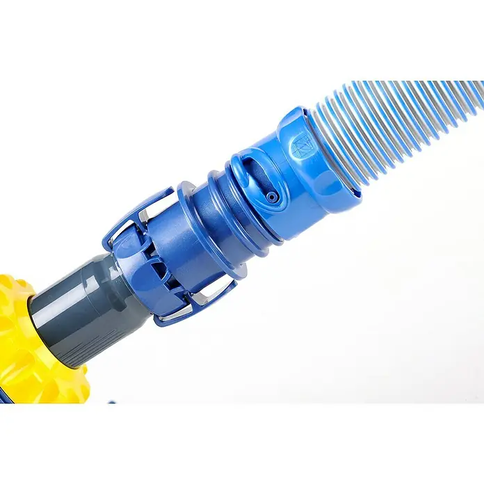 Zodiac Aspirador para piscina - Hidráulica, Específico para: Piscinas de hasta 9 x 5 m - Primer plano del conector de manguera de piscina azul, conectado a un dispositivo amarillo y gris, que proporciona una transición robusta para la limpieza de piscinas.