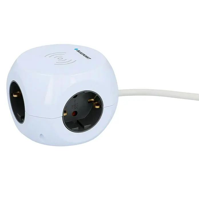 Blaupunkt Steckdosenwürfel mit Induktion - Weiß, 1,4 m, IP20 - Das Bild zeigt eine weiße Würfelsteckdose von Blaupunkt mit drei Steckplätzen und einem weißen Kabel. Die Steckdose verfügt über eine kabellose Ladefunktion.