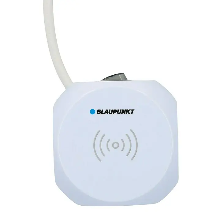 Blaupunkt Steckdosenwürfel mit Induktion - Weiß, 1,4 m, IP20 - Nahaufnahme eines weißen, quadratischen Blaupunkt-Geräts mit Kabeleingang und Wireless-Symbol.