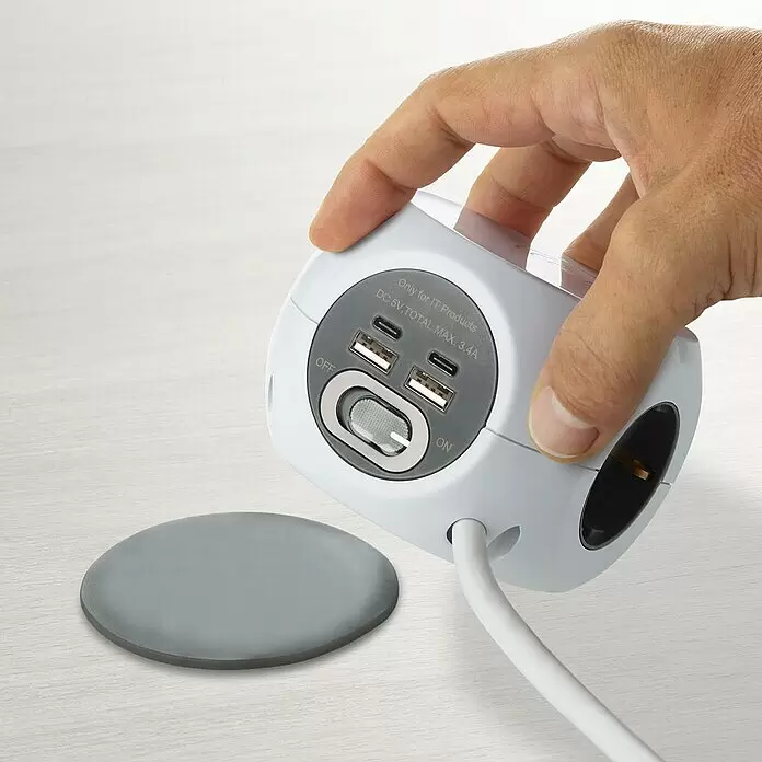 Blaupunkt Steckdosenwürfel - Weiß, 1,4 m, IP20 - Eine Hand hält eine weiße, würfelförmige Steckdosenleiste mit USB-Anschlüssen und Schalter.
