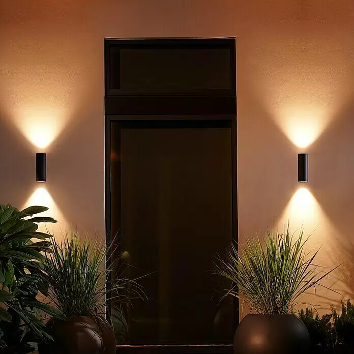 Philips Hue LED-Außenwandleuchte Appear - 8 W, 11,7 x 8,4 x 24 cm, Schwarz, IP44 - Stimmungsaufnahme