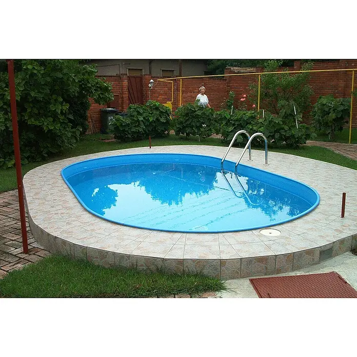 Malibu Stahlwand-Pool PremiumL x B x H: 700 x 300 x 150 cm, 28.000 l - Dieses Bild zeigt einen kleinen, blauen Pool im Garten mit einer Leiter, umgeben von Fliesen und Grün.