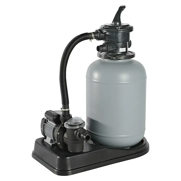 myPool Premium Bausatz-PoolL x B x H: 600 x 300 x 150 cm, 25.000 l, Weiß/Grau, Leiter - Eine Poolfilteranlage mit Pumpe und Sandfilter auf einer schwarzen Basis, verbunden durch einen Schlauch.