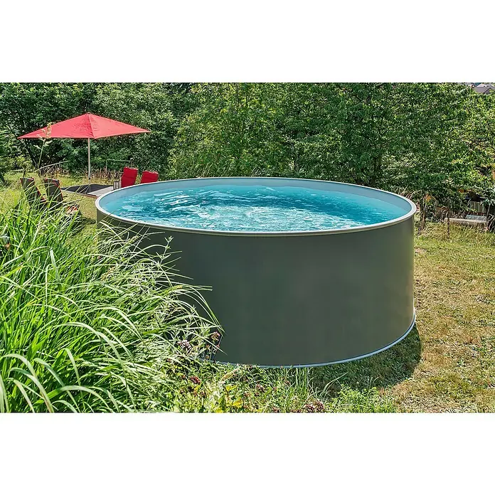 Malibu Stahlwand-Pool Premium - Ø x H: 300 x 120 cm, Anthrazit/Grau, 8.000 l - Ein runder Pool im Garten, umgeben von Grün. Der Pool ist mit klarem, blauem Wasser gefüllt und lädt zum Entspannen ein.