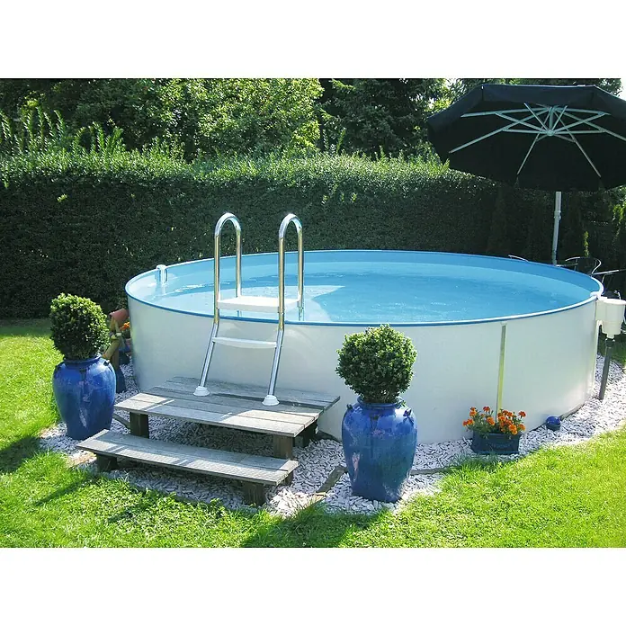 myPool Premium Stahlwand-Pool RundbeckenØ x H: 350 x 120 cm, Weiß, 11.000 l - Ein runder Pool mit einer Leiter und zwei blauen Töpfen mit Pflanzen, umgeben von einem grünen Garten mit Bäumen.