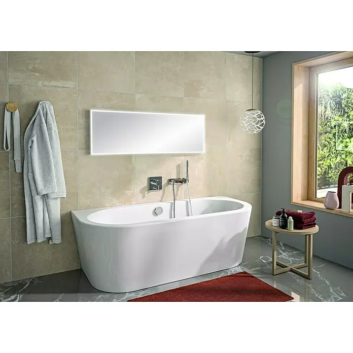 Camargue Lichtspiegel Frame - 120 x 68 cm, Leuchtmittel, Mit eckigen Kanten - Elegantes Badezimmer mit freistehender Badewanne, beleuchtetem Spiegel und stilvoller Dekoration für eine entspannende Atmosphäre.