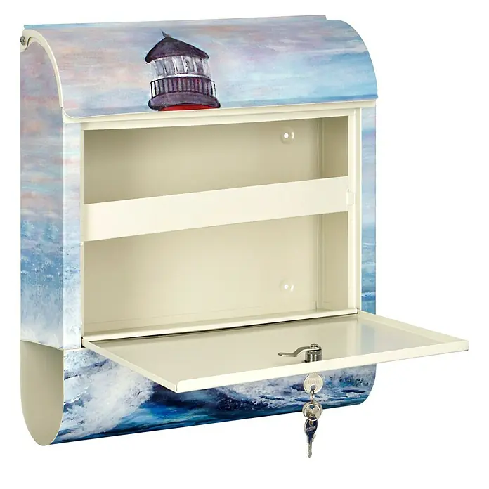Wandbriefkasten - L x B x H: 12 x 38 x 45 cm, Stahl, Zeitungsfach, Leuchtturm - Dieser Briefkasten zeigt ein Leuchtturm- und Meeresmotiv, ideal für Küstenliebhaber, mit Schloss und Schlüssel für sichere Postaufbewahrung.