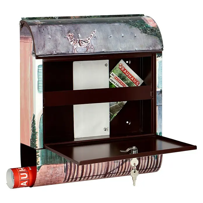 Wandbriefkasten - L x B x H: 12 x 38 x 45 cm, Stahl, Zeitungsfach, Haus - Abgebildeter Briefkasten mit aufgedrucktem Katzenmotiv. Der Briefkasten hat zwei Fächer, darin befindet sich Post und ein Bauhaus-Magazin.