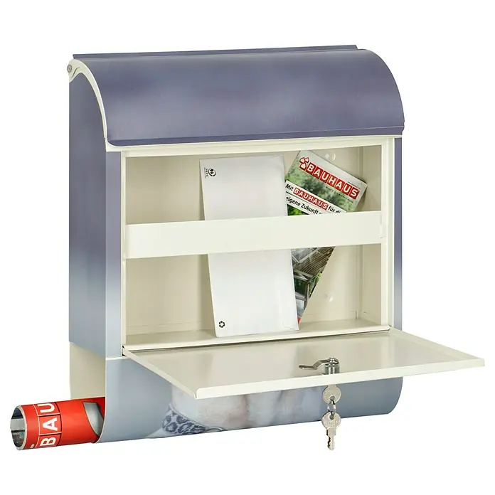Wandbriefkasten - L x B x H: 12 x 38 x 45 cm, Stahl, Zeitungsfach, Labrador - Produktfoto eines grauen Briefkastens mit Ablagefächern, der mit Briefen und Katalogen gefüllt ist, während er auf einem schwarzen Hintergrund steht.