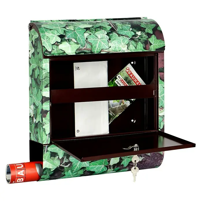 Wandbriefkasten - L x B x H: 12 x 38 x 45 cm, Stahl, Zeitungsfach, Efeu - Briefkasten mit Efeu-Muster, geöffnet, mit Briefen und einer Schlüsselbund. Praktischer Briefkasten für den Außenbereich.