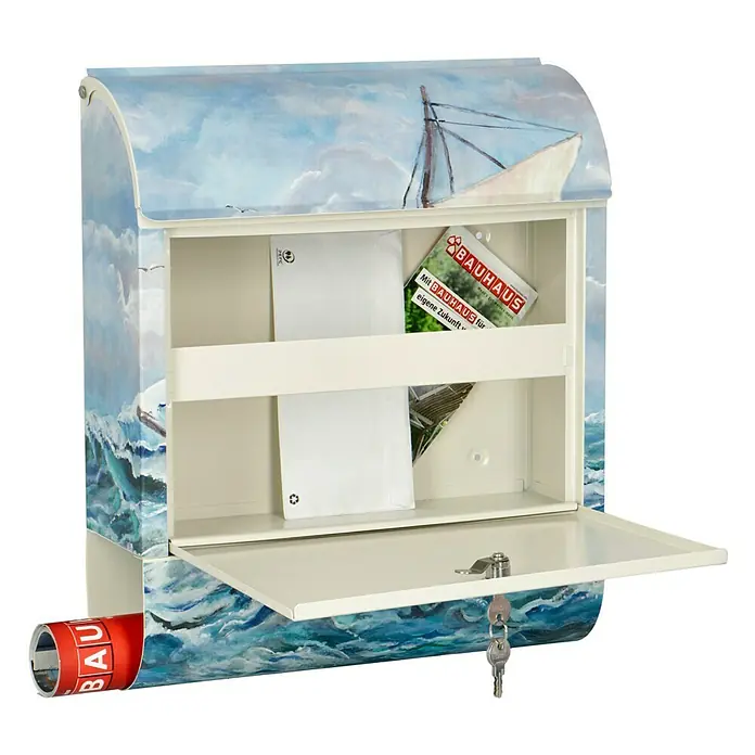 Wandbriefkasten - L x B x H: 12 x 38 x 45 cm, Stahl, Zeitungsfach, Segelboot - Ein geöffneter Briefkasten mit nautischer Bemalung, der Briefe und eine Bauhaus-Werbebroschüre enthält.
