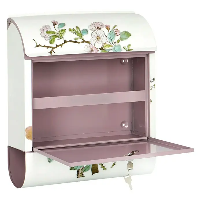 Wandbriefkasten - L x B x H: 12 x 38 x 45 cm, Stahl, Zeitungsfach, Vogel - Geöffneter, weißer Briefkasten mit Blumendekor und lilafarbenem Innenraum, der Schlüssel hängt am Schloss.