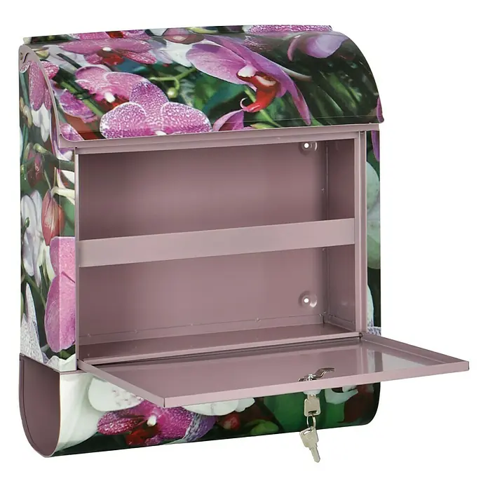 Wandbriefkasten - L x B x H: 12 x 38 x 45 cm, Stahl, Zeitungsfach, Orchidee - Ein rosafarbener Briefkasten mit Orchideenmuster. Die Tür des Briefkastens ist offen und zeigt das Innere sowie den Schlüssel.
