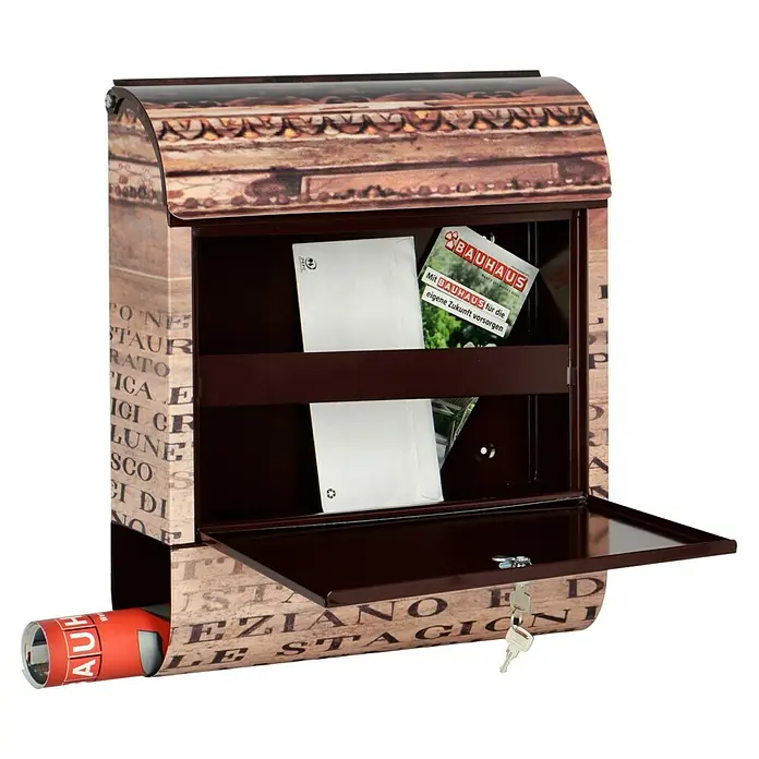Wandbriefkasten - L x B x H: 12 x 38 x 45 cm, Stahl, Zeitungsfach, Schrift - Hier ist ein detailreiches Bild eines dekorativen Briefkastens mit Zeitungsfach, inklusive Schlüsseln und Werbematerial.