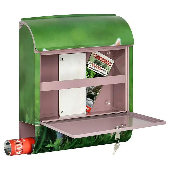 Wandbriefkasten - L x B x H: 12 x 38 x 45 cm, Stahl, Zeitungsfach, Schwein - Bild eines grünen Bauhaus Briefkastens mit Prospekten und Zeitungen, der offen steht und einen Schlüssel hat.