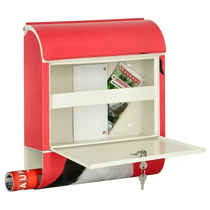 Wandbriefkasten - L x B x H: 12 x 38 x 45 cm, Stahl, Zeitungsfach, Foxterrier - Roter und weißer Metall-Briefkasten mit geöffneter Tür, die Post und Schlüssel zeigt, und einer Zeitungsrolle darunter.