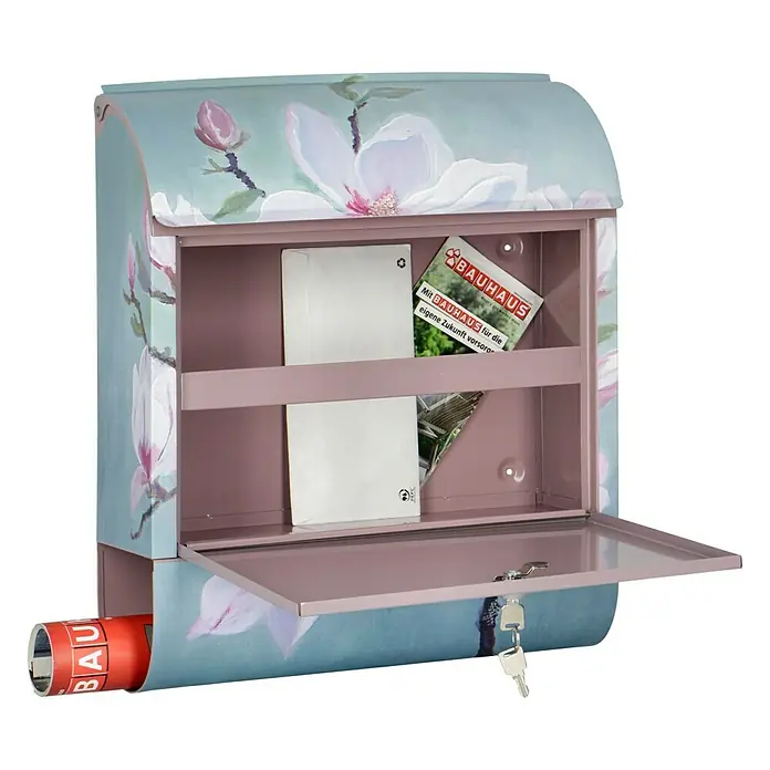 Wandbriefkasten - L x B x H: 12 x 38 x 45 cm, Stahl, Zeitungsfach, Magnolie - Bild eines dekorativen Briefkastens mit Magnolienmuster, der mit Post und einem Bauhaus-Magazin gefüllt ist.